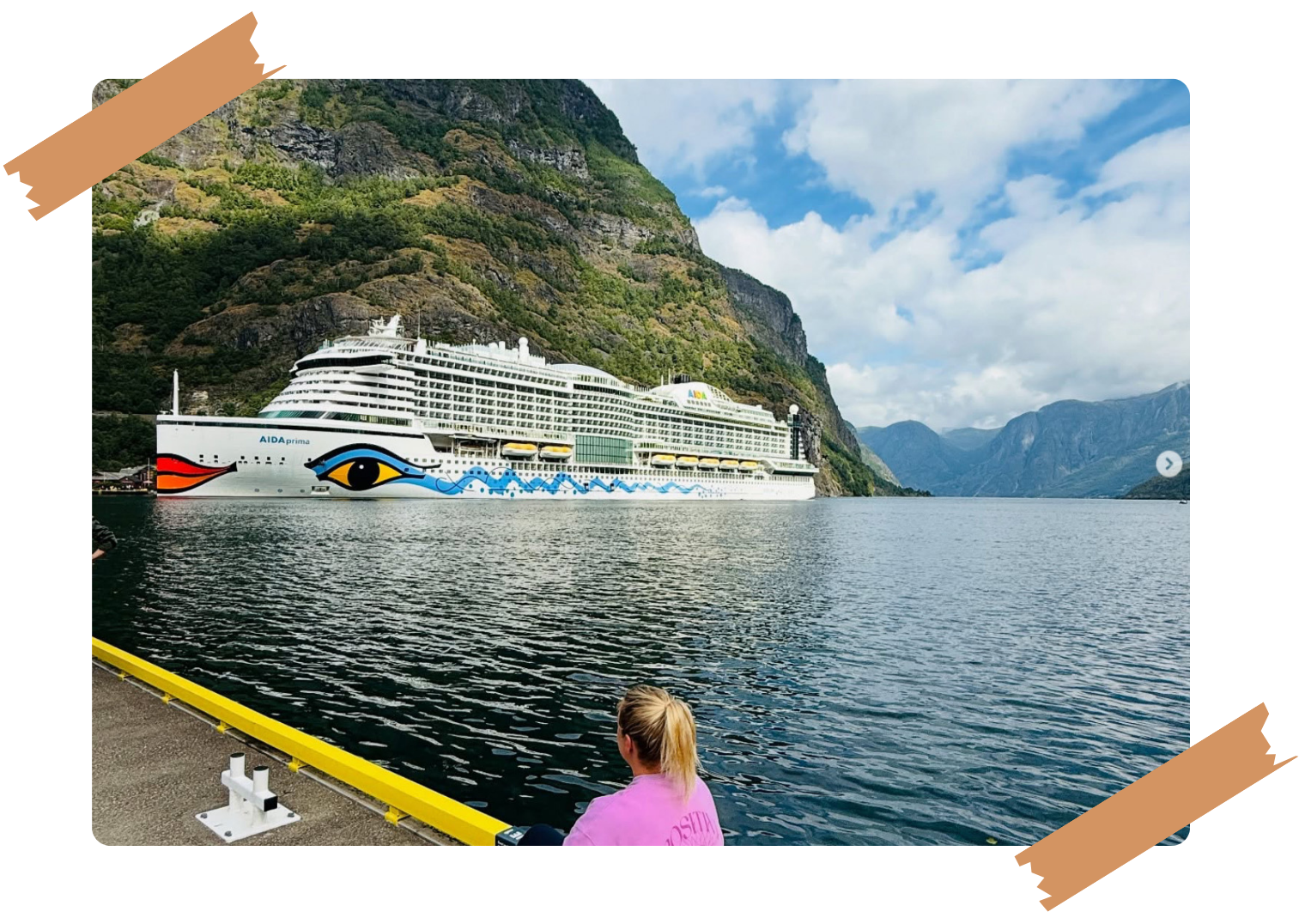Aida und Tamara bei einem Fjord